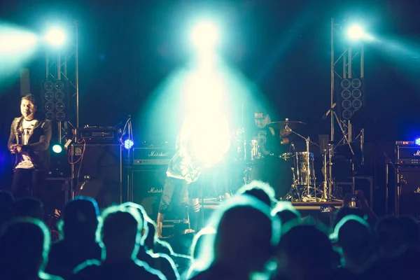 Silhouetten Van Concert Menigte Voor Heldere Fase Lichten Menigte Muziek — Stockfoto