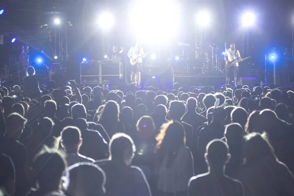 Sziluettek Koncert Tömeg Előtt Fényes Színpadon Lights Tömeg Koncert — Stock Fotó