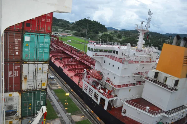 パナマ運河のロックを通過する商船 — ストック写真