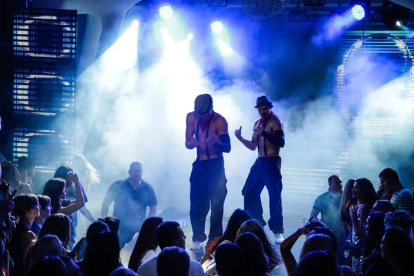 乌克兰奥德萨 2013年6月28日 去跳舞吧 在夜店里表演 五颜六色的灯光 夜间派对期间的表演表演 — 图库照片