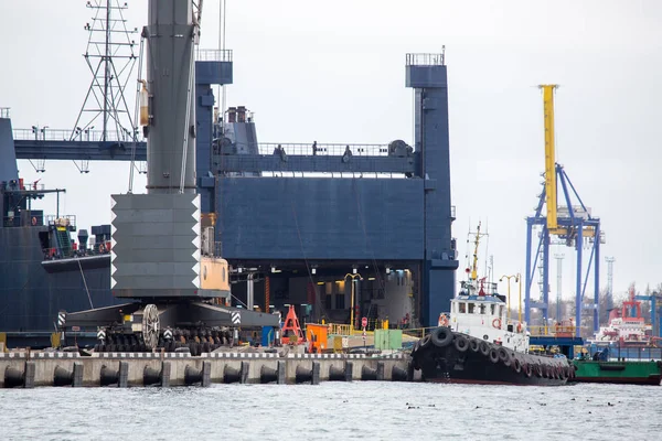 Roro Gemisiyle Bağlantı Noktası Feribot Terminali Yükleme Veya Boşaltma — Stok fotoğraf