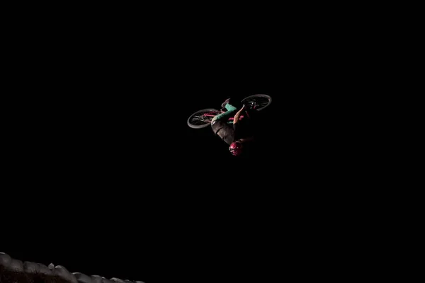 Odessa Ucrania Agosto 2017 Jinete Identificado Bmx Haciendo Salto Nocturno — Foto de Stock