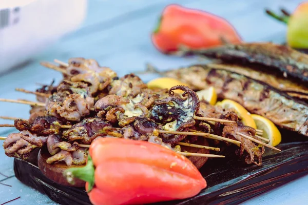 Nahaufnahme Verschiedener Meeresfrüchte Mit Paprika Und Zitrone — Stockfoto