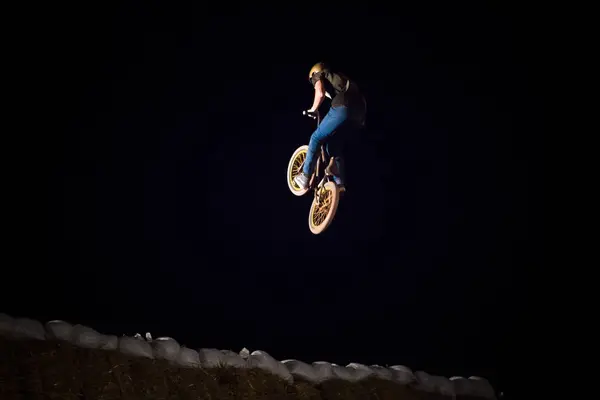 オデッサ ウクライナ 2017 正体不明の Bmx ライダー Bmx 競技中にジャンプの夜バイク作り — ストック写真