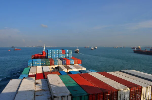 Koopvaardijschip Containerschip Kustwateren Van Singapore Een Weergave Van Captain Bridge — Stockfoto