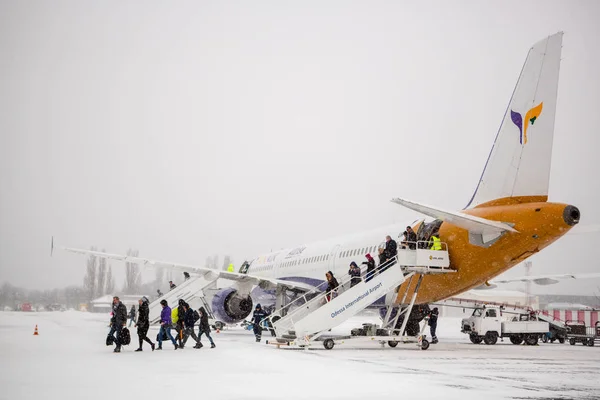 Odessa Ukraina Circa 2018 Samolot Pasażerski Lotnisku Zimie Zamieć — Zdjęcie stockowe