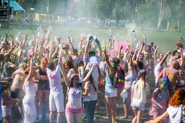 Odessa Ucrania Agosto 2017 Los Jóvenes Celebran Festival Holi Color — Foto de Stock