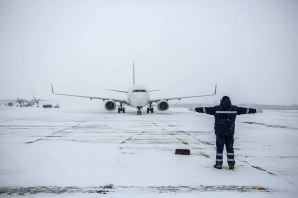 Membro Tripulação Terra Estacionamento Moderno Avião Passageiros Avental Aeroporto Nevasca — Fotografia de Stock