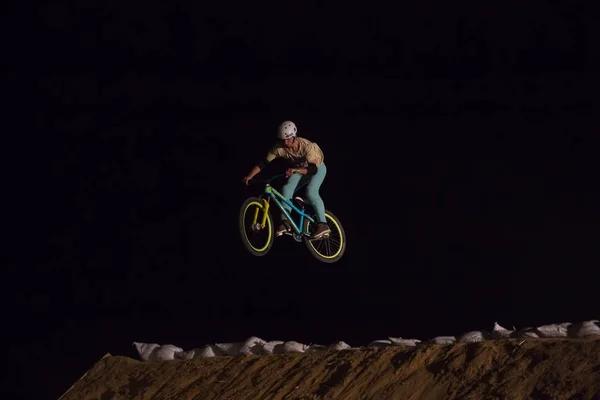 Odessa Ucrania Agosto 2017 Jinete Identificado Bmx Haciendo Salto Nocturno — Foto de Stock