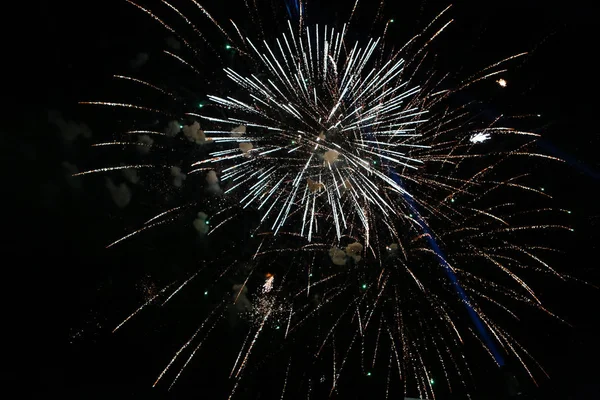 Vista Fuegos Artificiales Explotando Cielo Nocturno —  Fotos de Stock