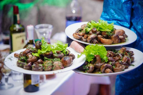 Ensalada Fresca Con Setas Platos Para Camareros —  Fotos de Stock