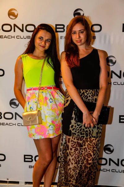 乌克兰奥德萨 2013年6月14日 博诺海滩俱乐部 人们在音乐会上摆姿势参加夜总会派对 — 图库照片