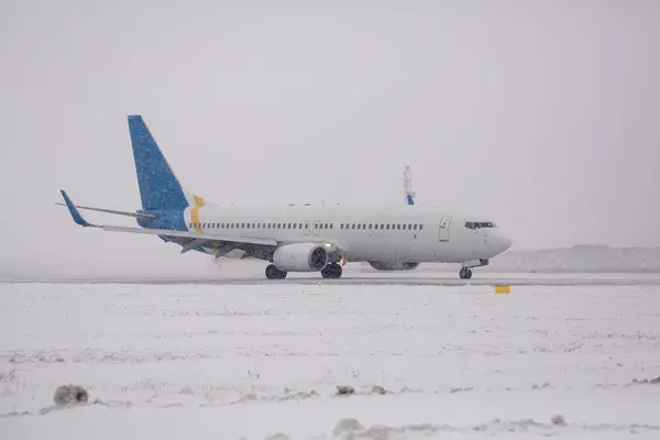 Modern Twin Engine Passenger Airplane Taxiing Take Airport Snow Blizzard — Stock Photo, Image