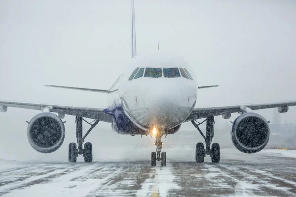 Modernes Zweimotoriges Passagierflugzeug Rollt Bei Schneesturm Zum Start Auf Flughafen — Stockfoto