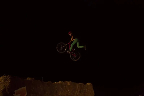 Odessa Ucrania Agosto 2017 Jinete Identificado Bmx Haciendo Salto Nocturno —  Fotos de Stock