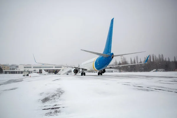 Avión Pasajeros Moderno Aeropuerto Durante Ventisca Nieve —  Fotos de Stock