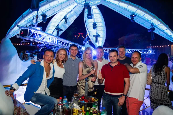 乌克兰奥德萨 2013年6月21日 伊维萨夜总会 在夜总会聚会上 人们在音乐会上微笑着 在镜头前摆姿势 — 图库照片