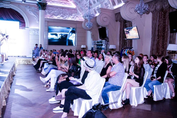 Odessa Ucrania Junio 2013 Audiencia Semana Moda Mersedes Club Nocturno —  Fotos de Stock