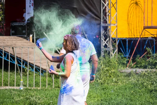 Odessa Ukraine August 2017 Junge Leute Feiern Holi Color Festival — Stockfoto
