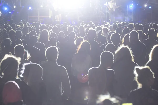 音乐会人群的剪影在明亮的舞台灯光前 音乐会上的人群 — 图库照片