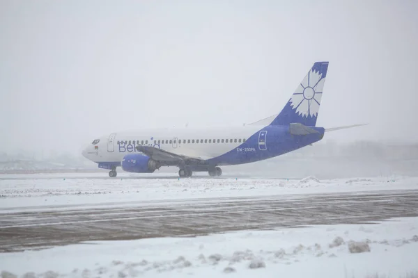 Odessa Ukraina Circa 2018 Samolot Pasażerski Belavia Firmy Pasie Startowym — Zdjęcie stockowe