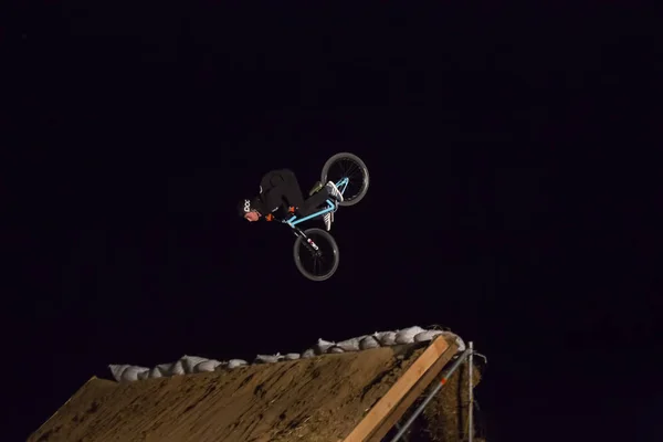 Odessa Ucrania Agosto 2017 Jinete Identificado Bmx Haciendo Salto Nocturno — Foto de Stock