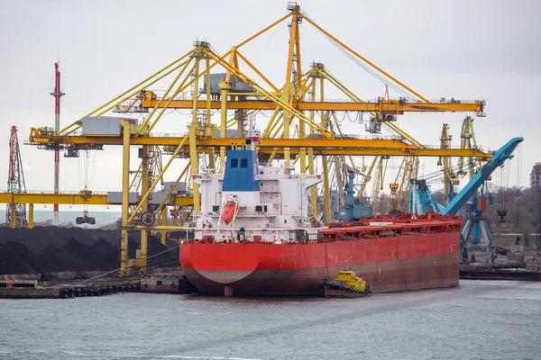 貨物船に積み込む港の石炭の山 — ストック写真