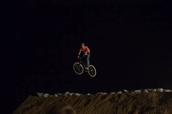 Odessa Ucrania Agosto 2017 Jinete Identificado Bmx Haciendo Salto Nocturno — Foto de Stock