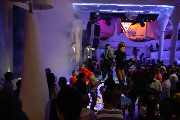 表示するマシンの煙およびライトのオデッサ ウクライナ 2013 夜クラブの パーティー ダンス カラフルな光と音を楽しむ人 — ストック写真