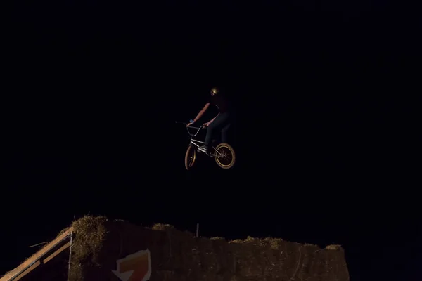 Odessa Ukrayna Ağustos 2017 Gece Bisiklet Bmx Yarışma Sırasında Atlamak — Stok fotoğraf