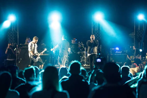 Silhouettes Concert Crowd Front Bright Stage Lights Crowd Music Concert — Stock Photo, Image