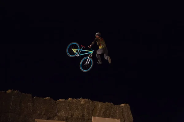 Odessa Oekraïne Augustus 2017 Unidentified Bmx Rider Nacht Fiets Springen — Stockfoto