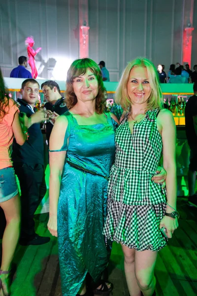 乌克兰奥德萨 2013年6月15日 博诺海滩俱乐部 在夜总会聚会上 人们在音乐会上微笑着 在镜头前摆姿势 — 图库照片