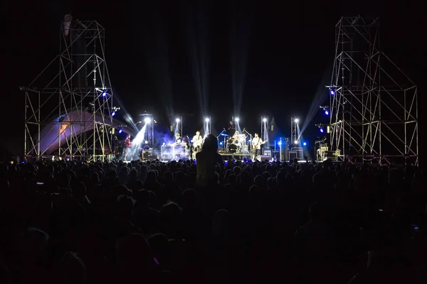 Silhuetas Multidão Concerto Frente Luzes Palco Brilhantes Multidão Concerto Música — Fotografia de Stock