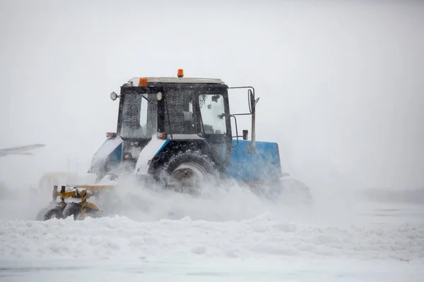 Déblayer Aéroport Avec Des Bulldozers Sur Les Tabliers Aéroport Neige — Photo