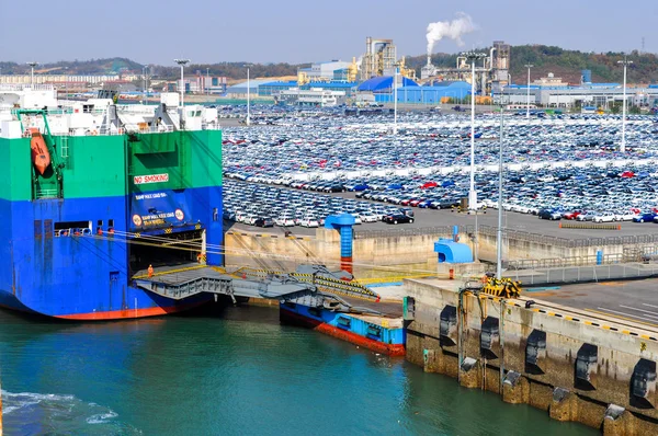 読み込み時に ターミナルの車で港には Roro 船アンロード — ストック写真