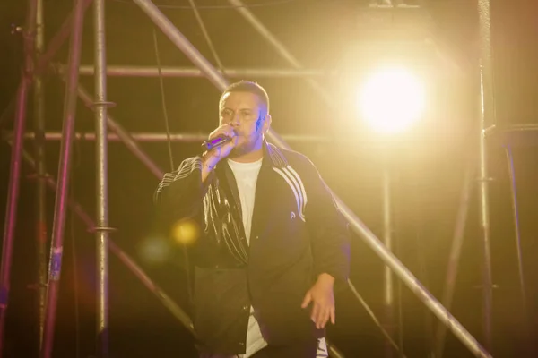 乌克兰奥德萨 2017年8月24日 乌克兰著名艺术家莫纳蒂克在露天夜总会的音乐会上表演舞台上的歌曲 — 图库照片