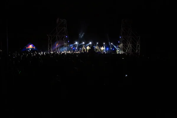 Silhuetas Multidão Concerto Frente Luzes Palco Brilhantes Multidão Concerto Música — Fotografia de Stock