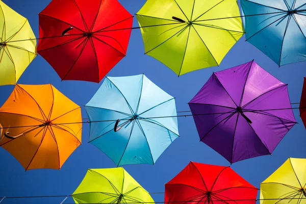 Színes Napernyők Háttér Coloruful Napernyők Városi Utcai Dekoráció Többszínű Esernyő — Stock Fotó