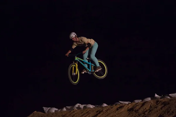 Odessa Ucrania Agosto 2017 Jinete Identificado Bmx Haciendo Salto Nocturno — Foto de Stock