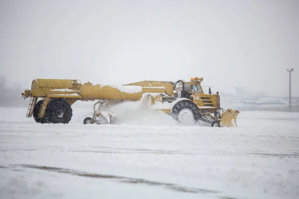 Déblayer Aéroport Avec Des Bulldozers Sur Les Tabliers Aéroport Neige — Photo