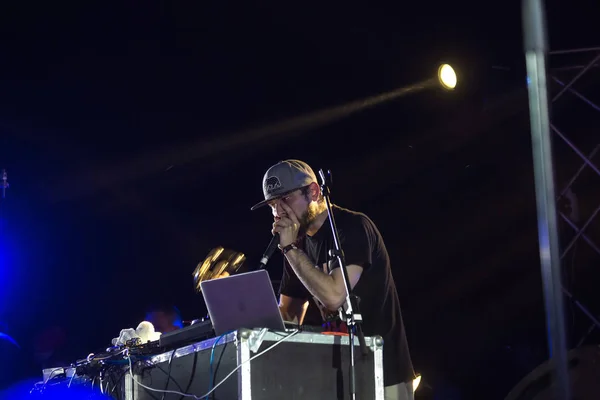 奥德萨 乌克兰 2017年8月26日 著名的俄罗斯说唱艺术家 Noize 在海滩音乐节音乐会期间表演歌曲从舞台上 晚上派对音乐会期间在节日舞台上的艺术家 — 图库照片
