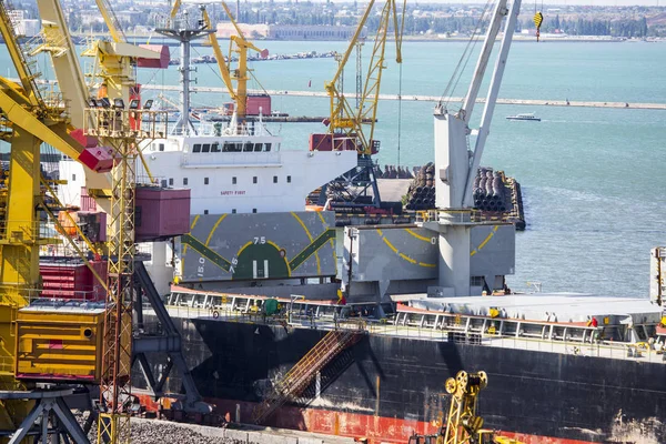Gemi Demir Cevheri Ile Yükleme Boşaltma Limanında Kargo Kuru Bağlantı — Stok fotoğraf