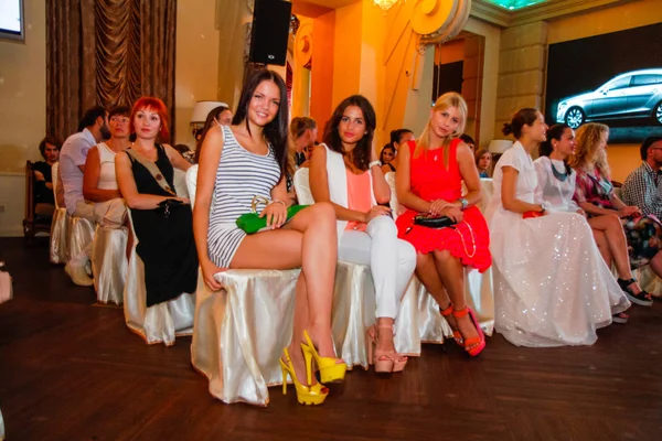 乌克兰奥德萨 2013年6月14日 部长夜总会 在夜总会聚会上 人们在音乐会上微笑着 在镜头前摆姿势 — 图库照片