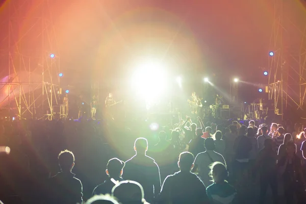 Siluetas Multitud Conciertos Frente Las Luces Del Escenario Brillantes Multitud —  Fotos de Stock