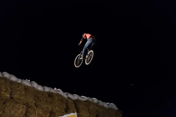 Odessa Ucrânia Agosto 2017 Ciclista Bmx Não Identificado Fazendo Salto — Fotografia de Stock