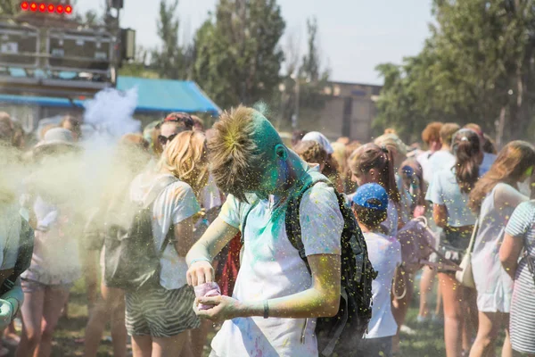 オデッサ ウクライナ 2017 若い人たちは 公園でホーリー カラー祭りを祝います 幸せな友人ホーリー祭では夏にはカラフルなパウダー クラウドとパーティー — ストック写真