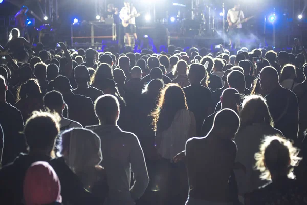 Silhouetten Van Concert Menigte Voor Heldere Fase Lichten Menigte Muziek — Stockfoto