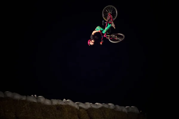 Odessa Ucrânia Agosto 2017 Ciclista Bmx Não Identificado Fazendo Salto — Fotografia de Stock