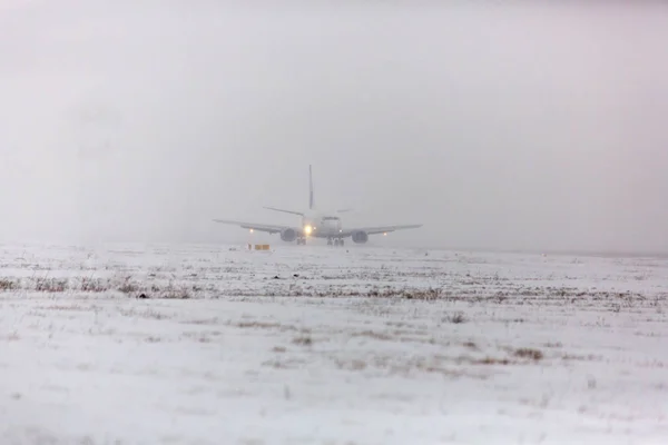 Modern Twin Engine Passenger Airplane Taxiing Take Airport Snow Blizzard — Stock Photo, Image